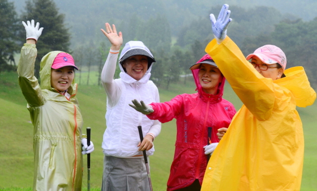 27일 경기일보 주최로 용인 신원CC에서 열린 '2013 경제인 자선골프대회'에서 한팀을 이룬 여성경제인들이 파이팅을 하며 서로를 격려하고 있다. 김시범기자 sbkim@kyeonggi.com