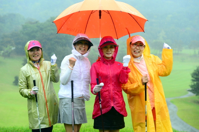 27일 경기일보 주최로 용인 신원CC에서 열린 '2013 경제인 자선골프대회'에서 한팀을 이룬 여성경제인들이 파이팅을 하며 서로를 격려하고 있다. 김시범기자 sbkim@kyeonggi.com