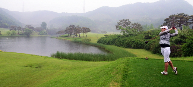 경기일보가 주최한 2013 경제인 자선골프대회가 펼쳐진 27일 용인 신원컨트리클럽에서 넓은 호수와 푸르름이 가득한 그린 위에서 티샷을 하고 있다. 추상철기자 scchoo@kyeonggi.com