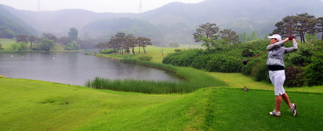 경기일보가 주최한 2013 경제인 자선골프대회가 펼쳐진 27일 용인 신원컨트리클럽에서 넓은 호수와 푸르름이 가득한 그린 위에서 티샷을 하고 있다. 추상철기자 scchoo@kyeonggi.com