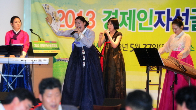 경기일보가 주최한 2013 경제인 자선골프대회가 펼쳐진 27일 용인 신원컨트리클럽에서 국악팀의 축하공연이 펼쳐지고 있다. 추상철기자 scchoo@kyeonggi.com