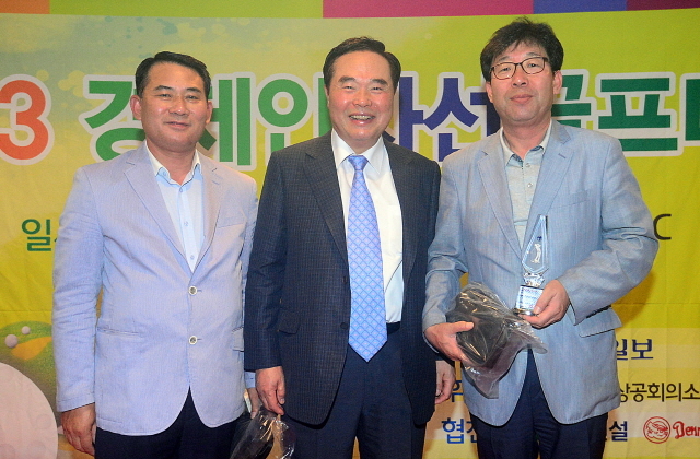 경기일보가 주최한 2013 경제인 자선골프대회가 펼쳐진 27일 용인 신원컨트리클럽에서 임창열 경기일보 대표이사 회장이 각 부문 수상자들에게 트로피와 상품을 수여한 후 기념촬영을 하고 있다. 추상철기자 scchoo@kyeonggi.com