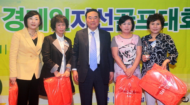 경기일보가 주최한 2013 경제인 자선골프대회가 펼쳐진 27일 용인 신원컨트리클럽에서 임창열 경기일보 대표이사 회장이 각 부문 수상자들에게 트로피와 상품을 수여한 후 기념촬영을 하고 있다. 추상철기자 scchoo@kyeonggi.com