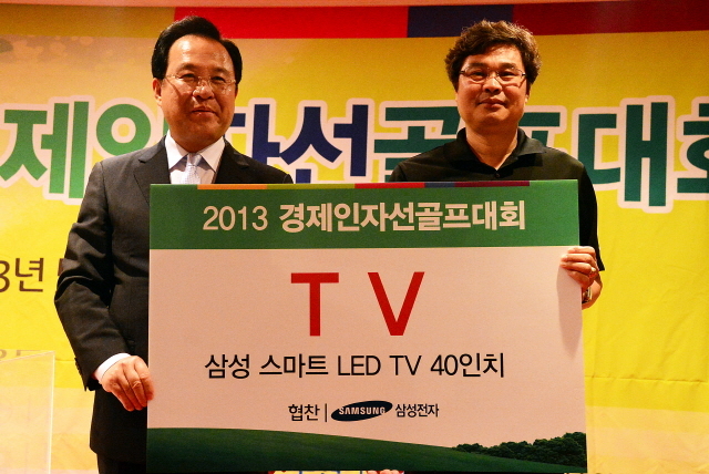경기일보가 주최한 2013 경제인 자선골프대회가 펼쳐진 27일 용인 신원컨트리클럽에서 김학규 용인시장이 경품을 전달하고 있다. 추상철기자 scchoo@kyeonggi.com