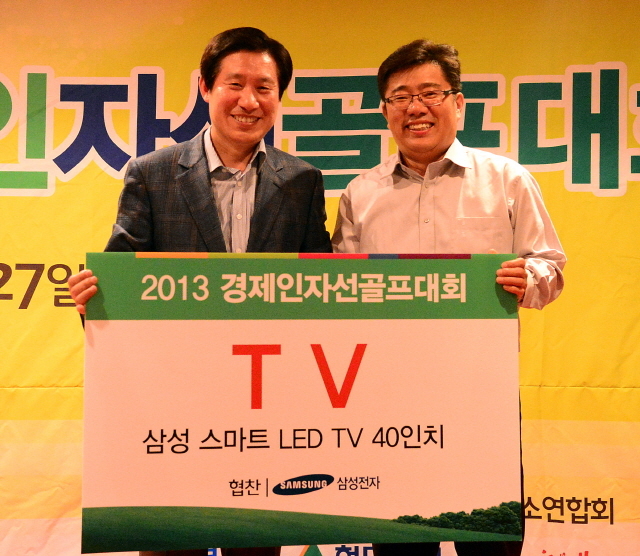 경기일보가 주최한 2013 경제인 자선골프대회가 펼쳐진 27일 용인 신원컨트리클럽에서 한민호 삼성전자 전무가 경품을 전달하고 있다. 추상철기자 scchoo@kyeonggi.com