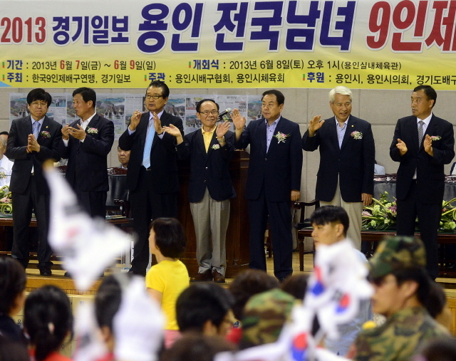 2013 경기일보 용인 전국남여 9인제 배구대회 개회식이 열린 8일 용인 실내체육관에서 박승수 한국9인제 배구연맹 회장을 비롯한 신현수 용인시의회 부의장, 신교철 경기일보 상임이사, 국회의원 등 내빈들이 입장하는 선수들을 격려하고 있다. 추상철기자 scchoo@kyeonggi.com