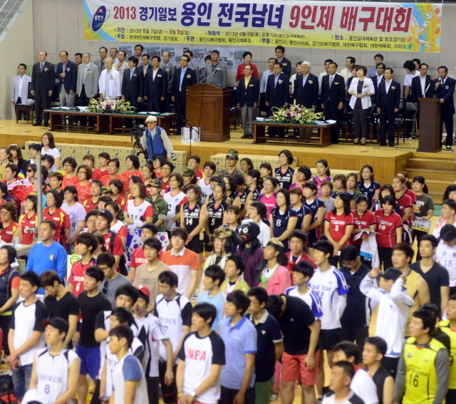 2013 경기일보 용인 전국남여 9인제 배구대회 개회식이 열린 8일 용인 실내체육관에서 박승수 한국9인제 배구연맹 회장을 비롯한 신현수 용인시의회 부의장, 신교철 경기일보 상임이사, 국회의원 등 내빈들과 참가자들이 애국가를 부르고 있다. 추상철기자 scchoo@kyeonggi.com