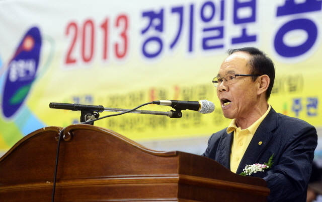 2013 경기일보 용인 전국남여 9인제 배구대회 개회식이 열린 8일 용인 실내체육관에서  신교철 경기일보 상임이사가 개회선언을 하고 있다. 추상철기자 scchoo@kyeonggi.com