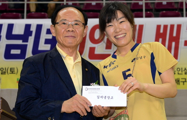 2013 경기일보 용인 전국남여 9인제 배구대회 개회식이 열린 8일 용인 실내체육관에서 신교철 경기일보 상임이사가 경품추첨을 한후 1등 당첨자와 기념촬영을 하고 있다. 추상철기자 scchoo@kyeonggi.com