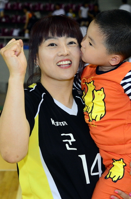 2013 경기일보 용인 전국남여 9인제 배구대회 개회식이 열린 8일 용인 실내체육관에서 한 참가자가 경기시작전 자녀로 부터 격려를 받으며 활짝 웃고 있다. 추상철기자 scchoo@kyeonggi.com