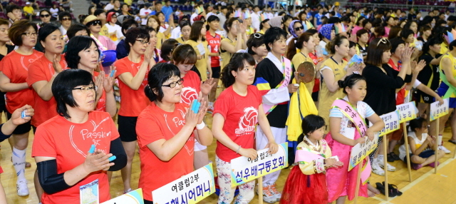 2013 경기일보 용인 전국남여 9인제 배구대회 개회식이 열린 8일 용인 실내체육관에서 많은 참가자들이 선수를 치며 개회를 축하하고 있다. 추상철기자 scchoo@kyeonggi.com