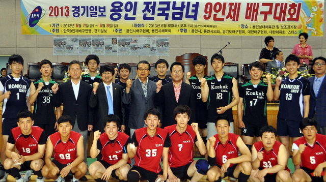 2013 경기일보 용인 전국남여 9인제 배구대회 마지막날인 9일 용인 실내체육관에서 김학규 용인시장이 참가선수들과 기념촬영을 하며 파이팅을 외치고 있다.  추상철기자 scchoo@kyeonggi.com