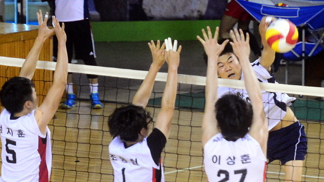 2013 경기일보 용인 전국남여 9인제 배구대회 마지막날인 9일 용인 실내체육관에서 남자 대학부의 준결승 경기가 펼쳐지고 있다.  추상철기자 scchoo@kyeonggi.com