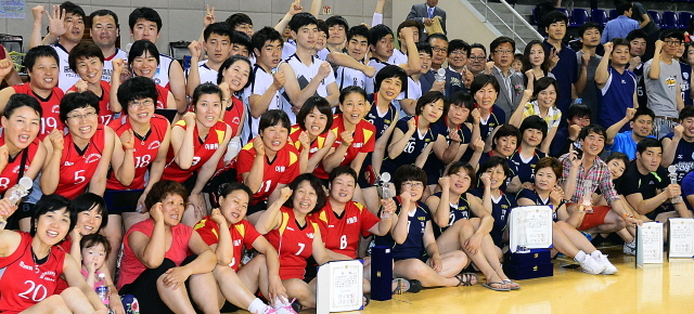 2013 경기일보 용인 전국남여 9인제 배구대회 마지막날인 9일 용인 실내체육관에서 각 부문별 수상자들이 우승을 축하하며 파이팅을 외치고 있다. 추상철기자 scchoo@kyeonggi.com