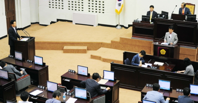 8일 제209회 정례회 2차 본회의가 열린 인천시의회 본회의장에서 송영길 인천시장이 일문일답을 하고 있다.장용준기자 jyjun@kyeonggi.com