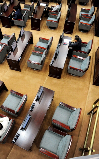 제209회 정례회 2차 본회의가 열린 8일 인천시의회 본회의장에 불출석한 시의원들의 빈 좌석들이 눈에 띠고 있다.장용준기자 jyjun@kyeonggi.com