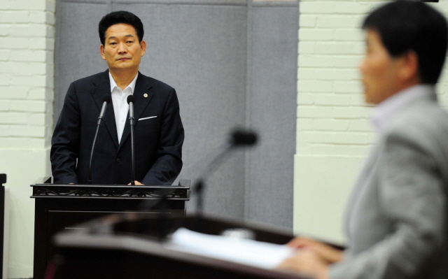 8일 제209회 정례회 2차 본회의가 열린 인천시의회 본회의장에서 송영길 인천시장이 일문일답을 하고 있다.장용준기자 jyjun@kyeonggi.com