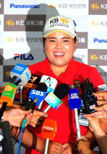 23일 오후'골프 퀸' 박인비가 인천국제공항을 통해 일시 귀국해 환한 모습으로 하며 취재진의 질문에 답하고 있다.장용준기자 jyjun@kyeonggi.com