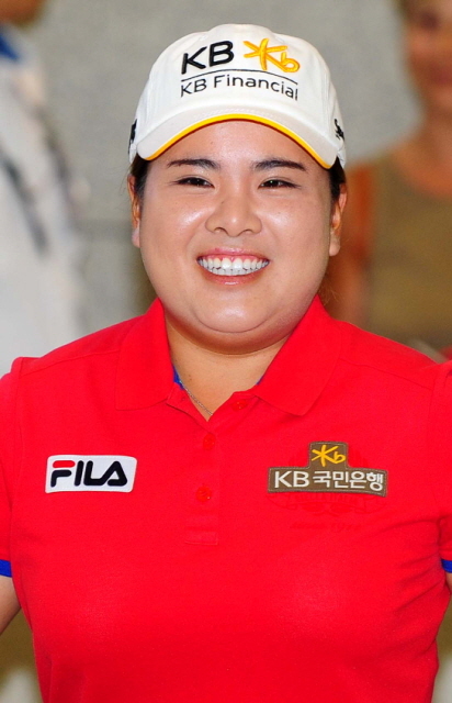 23일 오후 '골프 퀸' 박인비가 23일 오후 영종도 인천국제공항을 통해 일시 귀국해 손을 흔들며 인사를 하고 있다.장용준기자 jyjun@kyeonggi.com