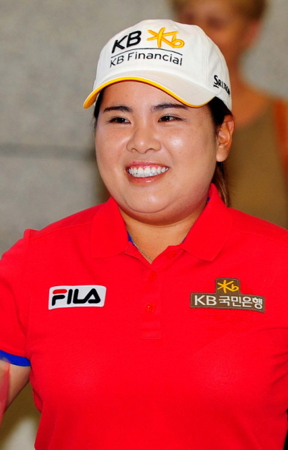 23일 오후 '골프 퀸' 박인비가 23일 오후 영종도 인천국제공항을 통해 일시 귀국해 손을 흔들며 인사를 하고 있다.장용준기자 jyjun@kyeonggi.com