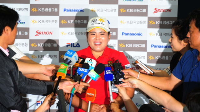 23일 오후'골프 퀸' 박인비가 인천국제공항을 통해 일시 귀국해 환한 모습으로 하며 취재진의 질문에 답하고 있다.장용준기자 jyjun@kyeonggi.com