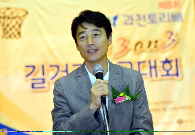 10일 과천 관문체육공원에서 열린 '제8회 과천토리배 전국3on3 길거리 농구대회' 개회식에서 송호창 국회의원이 축사를 하고 있다. 김시범기자 sbkim@kyeonggi.com