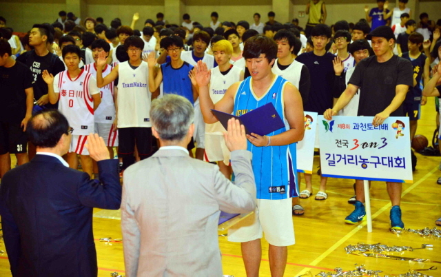 10일 과천 관문체육공원에서 열린 '제8회 과천토리배 전국3on3 길거리 농구대회' 개회식에서 선수대표가 선서를 하고 있다. 김시범기자 sbkim@kyeonggi.com