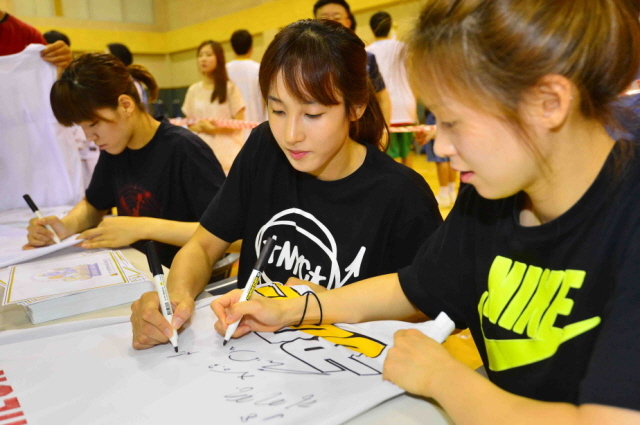 10일 과천 관문체육공원에서 열린 '제8회 과천토리배 전국3on3 길거리 농구대회' 개회식에서 여자 프로농구 신한은행 에스버드 소속 미녀 선수들이 팬사인회를 갖고 있다. 김시범기자 sbkim@kyeonggi.com