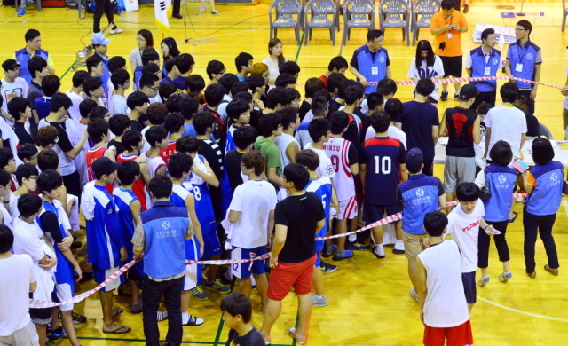 10일 과천 관문체육공원에서 열린 '제8회 과천토리배 전국3on3 길거리 농구대회' 개회식에서 여자 프로농구 신한은행 에스버드 소속 미녀 선수들이 팬사인회를 갖고 있다. 김시범기자 sbkim@kyeonggi.com