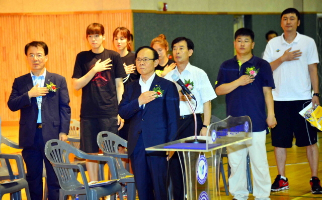 10일 과천 관문체육공원에서 열린 '제8회 과천토리배 전국3on3 길거리 농구대회' 개회식에서 내빈들이 국민의례를 하고 있다. 김시범기자 sbkim@kyeonggi.com