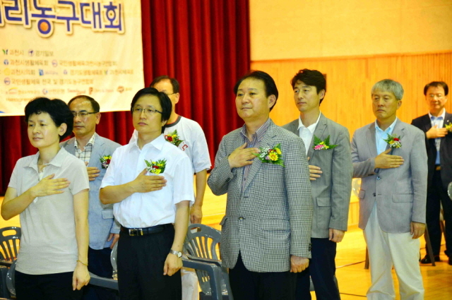 10일 과천 관문체육공원에서 열린 '제8회 과천토리배 전국3on3 길거리 농구대회' 개회식에서 내빈들이 국민의례를 하고 있다. 김시범기자 sbkim@kyeonggi.com