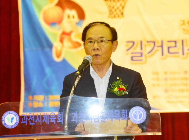 10일 과천 관문체육공원에서 열린 '제8회 과천토리배 전국3on3 길거리 농구대회' 개회식에서 신교철 경기일보 상임이사가 인사말을 하고 있다. 김시범기자 sbkim@kyeonggi.com