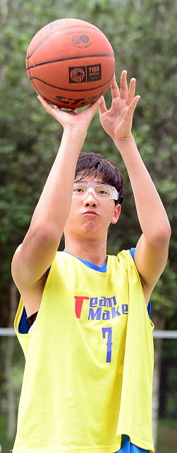 과천시와 경기일보가 공동 주최한 제8회 과천토리배 전국 3 on 3 길거리농구대회가 펼쳐진 11일 과천 관문체육공원 야외농구장에서 중등부 결승전 케페우스 팀과 드라이브인 팀 경기에서 케페우스의 한 선수가 자유투를 시도하고 있다. 추상철기자 scchoo@kyeonggi.com