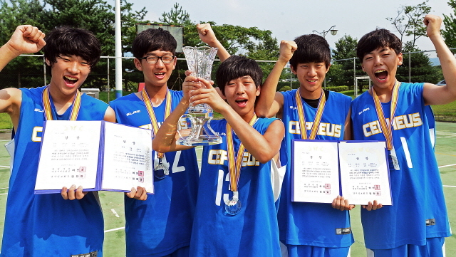 과천시와 경기일보가 공동 주최한 제8회 과천토리배 전국 3 on 3 길거리농구대회가 펼쳐진 11일 과천 관문체육공원 야외농구장에서 중등부 우승팀인 케페우스가 우승트로피를 들고 환호하고 있다. 추상철기자 scchoo@kyeonggi.com