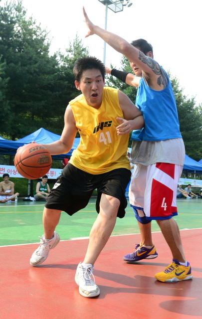 과천시와 경기일보가 공동 주최한 제8회 과천토리배 전국 3 on 3 길거리농구대회가 펼쳐진 11일 과천 관문체육공원 야외농구장에서 일반부 결승전 원더홍만팀 대 영선님사랑해요팀이 열띤 경기를 펼치고 있다. 추상철기자 scchoo@kyeonggi.com