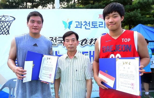 과천시와 경기일보가 공동 주최한 제8회 과천토리배 전국 3 on 3 길거리농구대회가 펼쳐진 11일 과천 관문체육공원 야외농구장에서 최우수 선수상을 받은 김정현(대전TOP), 임영훈(영선님사랑해요)이 양항석 생활체육회 수석 부회장과 함께 기념촬영을 하고 있다 . 추상철기자 scchoo@kyeonggi.com