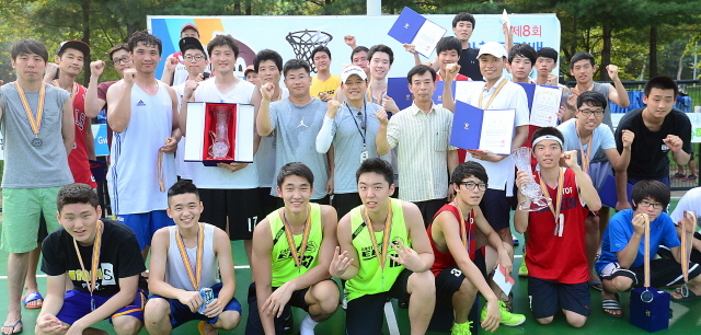 과천시와 경기일보가 공동 주최한 제8회 과천토리배 전국 3 on 3 길거리농구대회가 펼쳐진 11일 과천 관문체육공원 야외농구장에서 각부문별 수상팀 선수들이 기념촬영하고 있다. 추상철기자 scchoo@kyeonggi.com
