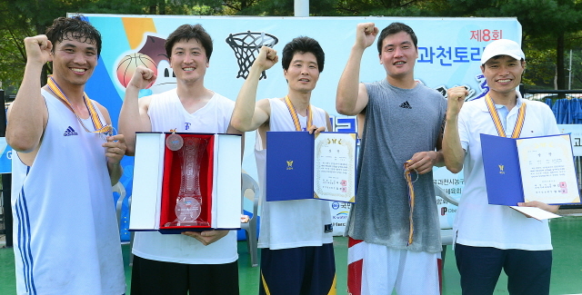 과천시와 경기일보가 공동 주최한 제8회 과천토리배 전국 3 on 3 길거리농구대회가 펼쳐진 11일 과천 관문체육공원 야외농구장에서 일반부 우승팀인 영선님사랑해요 선수들이 우승트로피를 들고 기뻐하고 있다. 추상철기자 scchoo@kyeonggi.com