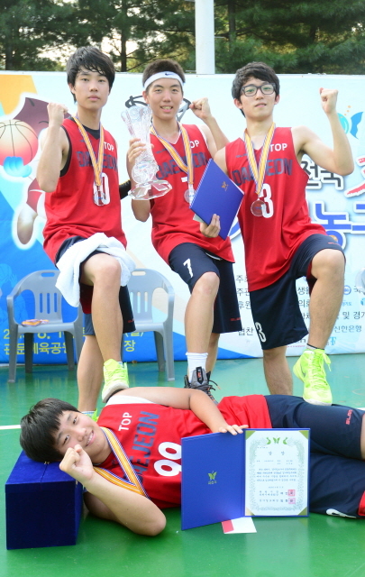 과천시와 경기일보가 공동 주최한 제8회 과천토리배 전국 3 on 3 길거리농구대회가 펼쳐진 11일 과천 관문체육공원 야외농구장에서 고등부 우승팀인 대전TOP 선수들이 우승트로피를 들고 기뻐하고 있다 . 추상철기자 scchoo@kyeonggi.com