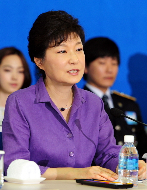 16일 오전 인천시 업무보고회장인 시청 대회의실에서 박근혜 대통령이 인사말을 하고 있다. 인천사진공동취재단
