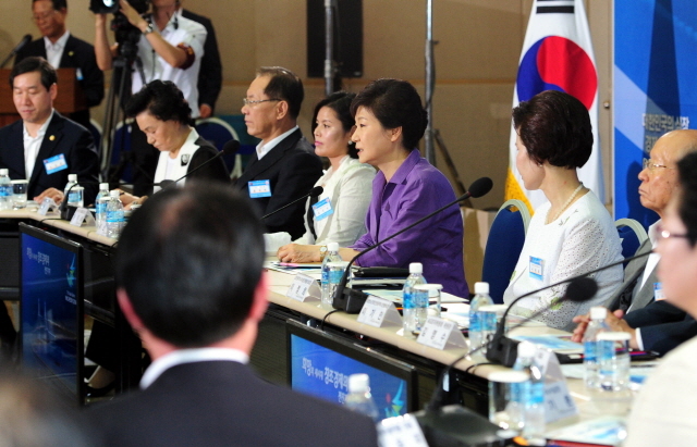 16일 오전 인천시 업무보고회 장인 시청 대회의실에서 박근혜 대통령이 인사말을 하고 있다. 인천사진공동취재단