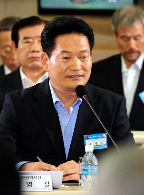 16일 오전 박근혜 대통령에 대한 인천시 업무보고회가 열린 시청 대회의실에서 송영길 인천시장이 업무보고를 하고 있다. 인천사진공동취재단