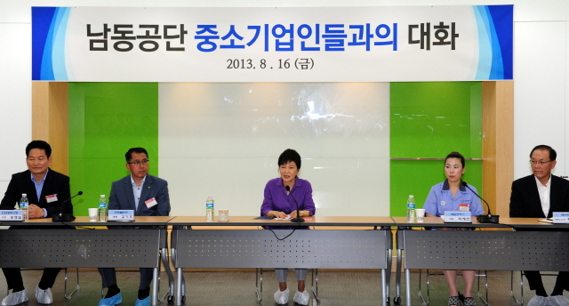 16일 오후 박근혜 대통령이 인천남동공단 스마트폰 전자회로기판 제조회사인 세일전자를 방문해 남동공단 중소기업인들과 간담회를 갖고 있다.인천사진공동취재단