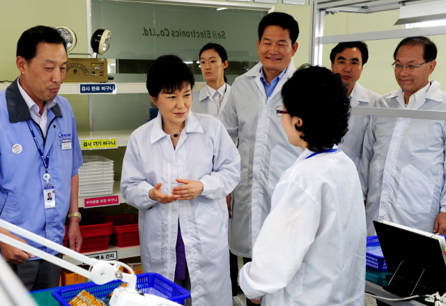 16일 오후 박근혜 대통령이 인천남동공단 스마트폰 전자회로기판 제조회사인 세일전자를 방문해 생산현장의 한 여직원과 대화를 나누고 있다.인천사진공동취재단