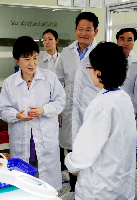16일 오후 박근혜 대통령이 인천남동공단 스마트폰 전자회로기판 제조회사인 세일전자를 방문해 생산현장의 한 여직원과 대화를 나누고 있다.인천사진공동취재단
