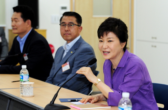 16일 오후 박근혜 대통령이 인천남동공단 스마트폰 전자회로기판 제조회사인 세일전자를 방문해 남동공단 중소기업인들과 간담회를 갖고 있다.인천사진공동취재단
