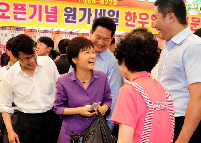 16일 오후 박근혜 대통령이 인천시 남구 용현시장을 방문해 한 채소상점에서 호박잎을 고르고 있다.인천사진공동취재단
