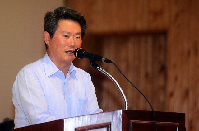 제3회 부천시장배 생활체육 전국농구대회가 펼쳐진 17일 부천 송내사회체육관에서 한선재 부천시의회 의장이 인사말을 하고 있다. 추상철기자 scchoo@kyeonggi.com