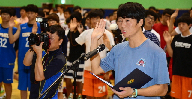 제3회 부천시장배 생활체육 전국농구대회가 펼쳐진 17일 부천 송내사회체육관에서 선수대표와 참가선수들이 공정한 경기를 펼칠것을 선서하고 있다. 추상철기자 scchoo@kyeonggi.com
