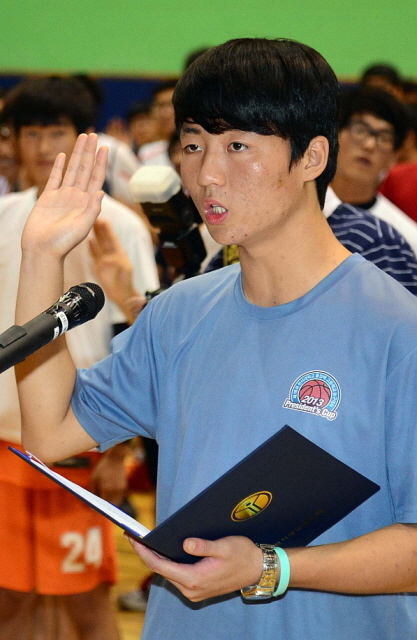 제3회 부천시장배 생활체육 전국농구대회가 펼쳐진 17일 부천 송내사회체육관에서 선수대표가 공정한 경기를 펼칠것을 선서하고 있다. 추상철기자 scchoo@kyeonggi.com